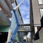 Compact atrium spider lift for narrow access jobs